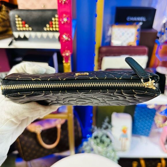 New Rare Chanel Camellia Black Gold Lambskin Embossed Leather Cosmetic Travel Po - Picture 6 of 13
